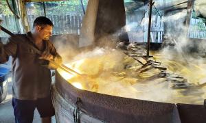 Bruno Ubiali: Adilson roasting manioc flour in his flour mill at the Boa Esperança community in Santarém, Pará, Brazilian Amazon.